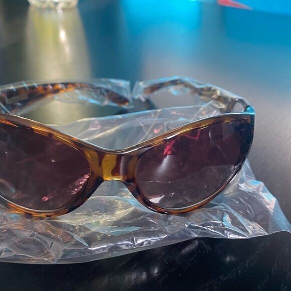 New! Foster Grant Sunglasses, Lightweight Tortoise Frame, Brown Lenses - Picture 2 of 4